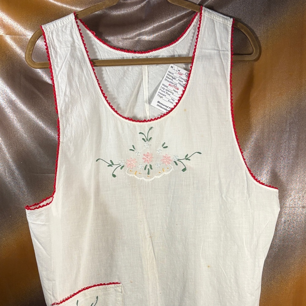 Vintage White and Red Embroidered Kitchen Apron. Cotton. Some stains‎ 158